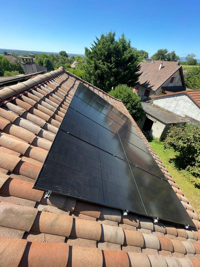 Image d'une de nos réalisations d'une maison avec des panneaux photovoltaïques