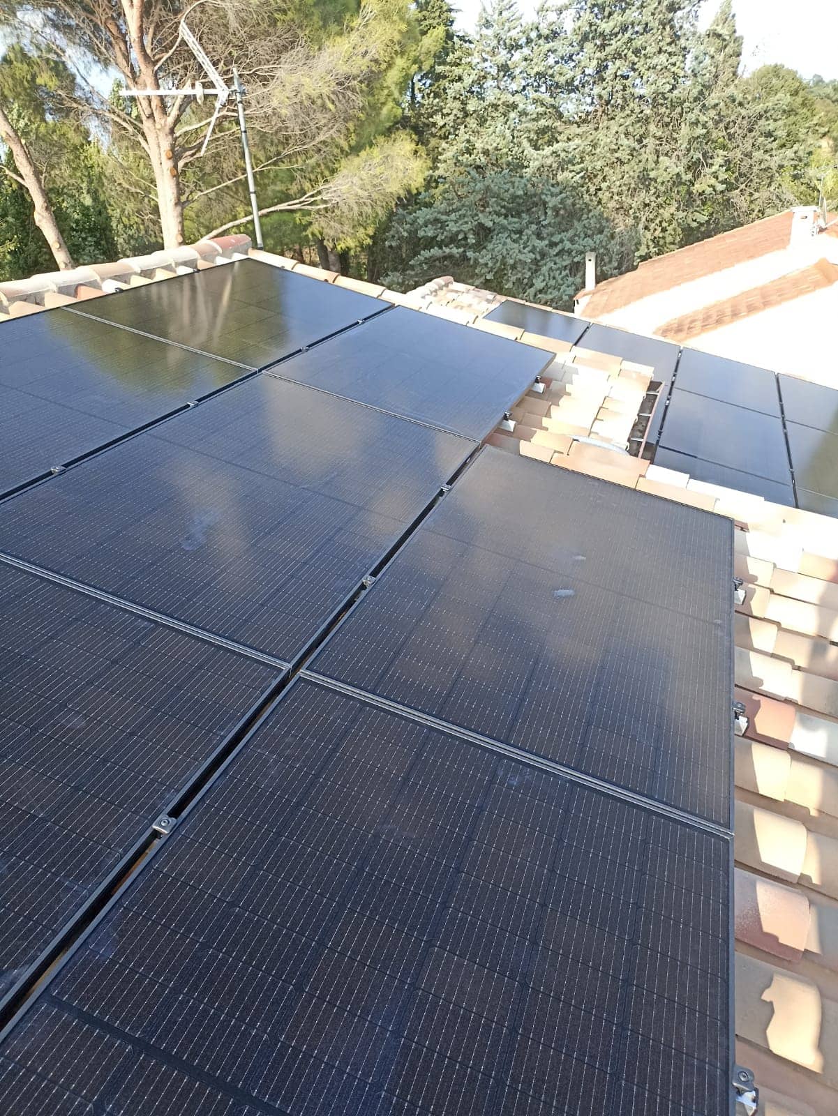 Image d'une de nos réalisations d'une maison avec des panneaux photovoltaïques