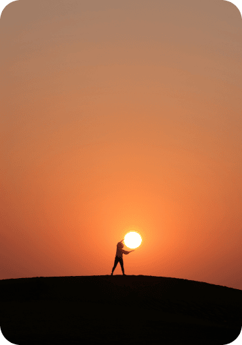 Image montrant une personne qui entoure un couché de soleil avec ces bras