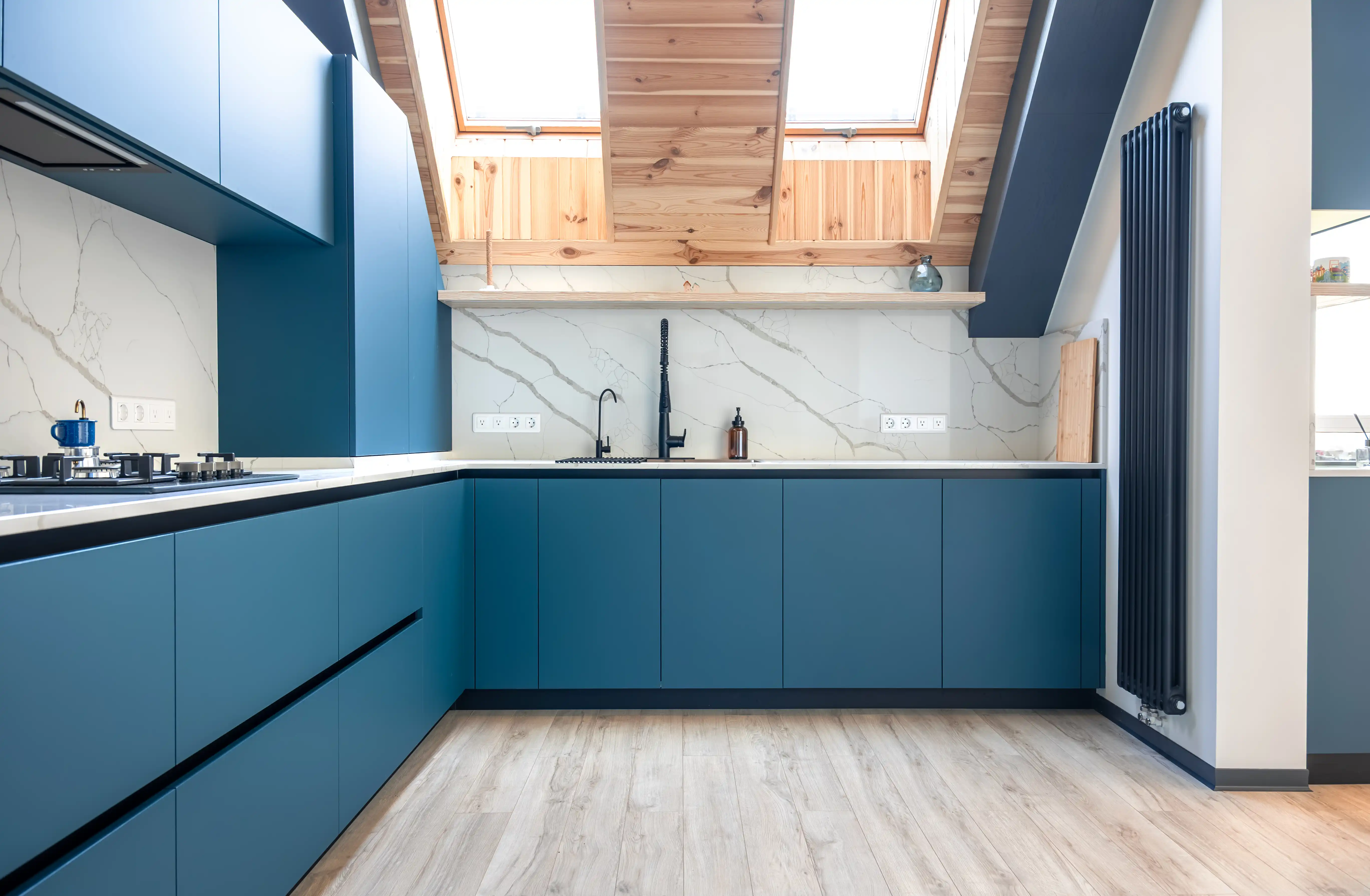 Intérieur rénové : cuisine moderne et séjour lumineux